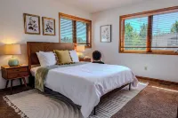 Luxury Retreat w/ Hot Tub, Home Theater & more. Kid & Pet Friendly!