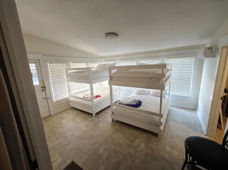 13. King bed, sleeps 22, historic 5-bedroom house in  Albertville with WiFi, AC