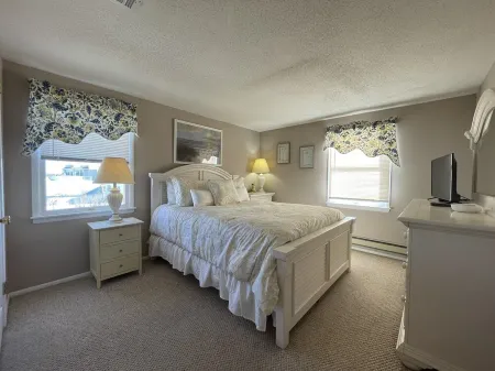 Bay Front Home with Amazing Sunset Views, Short block to Beach, centralA/C,kayak Отели рядом с достопримечательностью «Бичфронт»