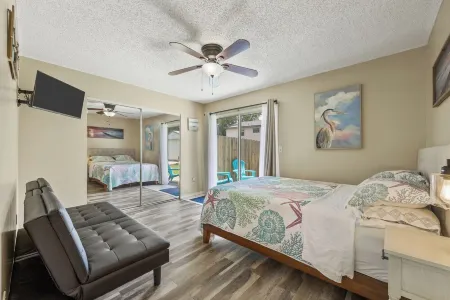 2BR Retreat close to beach with private backyard