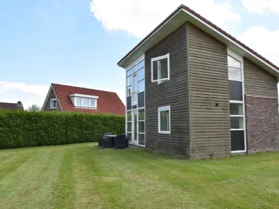 Pleasant Vacation Home with Shared Pool Hotel dekat Eemhof Trout Fishing