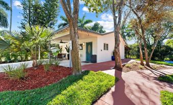 Spacious 8Br w/ Guesthouse + Pool & Tons of Games