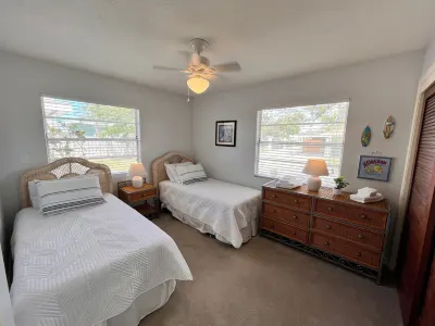 2 Bed 1 Bath Walk to Nokomis Beach Hotels near Venice Myakka River Park