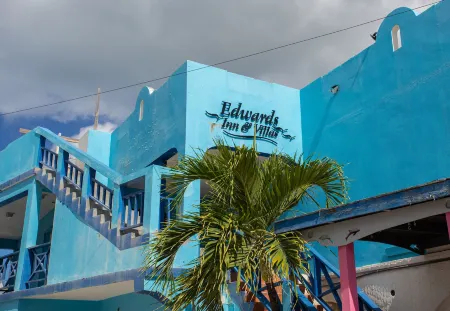 Edwards Guesthouse Отели в г. Blowing Point Village