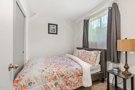 Seattle's Luxe Retreat w/ hot tub, sauna, SPA bath