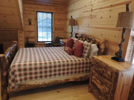 Charming 3-bedroom log home with detached game and activities space Отели рядом с достопримечательностью «Deep Creek Marina»