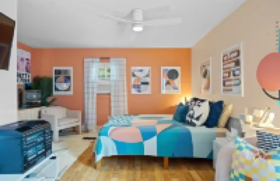 The Plastic Peach - 80s/90s Retro-Themed Apartment