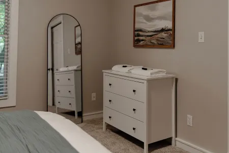 Crestview Cottage - Hot Tub - 3 Bedroom 2 Bath - 3 Minutes to Beach