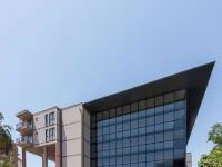 Laristone Suite Spa Hotel Hotels near Seven Beach