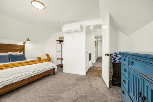 The Family Roost - warm, stylish new Barndo rolling hills & Rocky Mountain Views