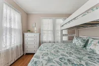 Newly remodeled Crocus by the Sea Side Cottage close to everything & first floor - Homestays