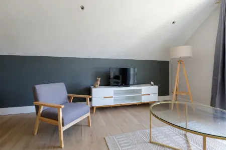 Elegant 2 Bed Flat with Balcony in Finchley Отели в г. Барнет