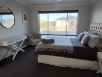 Hunter Valley escape- 5 mins to the local wine region and 10 mins to centre.