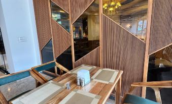 The White Season Resort