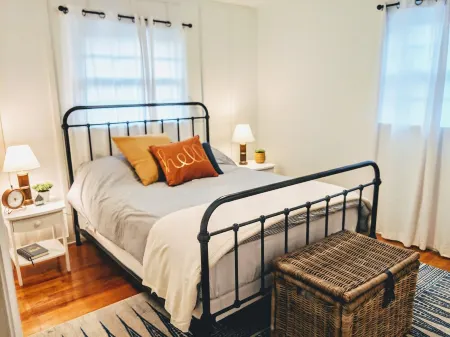 Paradise Place-Spacious home with Hot Tub+Fire Pit