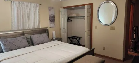 Charming 2-bedroom condo with WiFi, AC in delightful Canton Отели в г. Плейн Тауншип