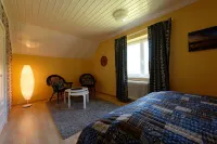 Idyllic sunny lakeside location with only 20 m to the private jetty and boat. 住宿飯店