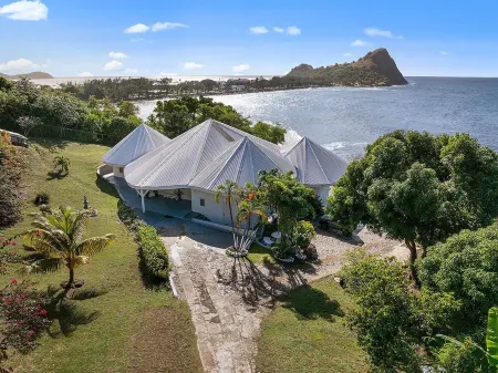 4 Bedroom, 4 bathroom Villa on the Beach Отели рядом с достопримечательностью «Редут Бич»