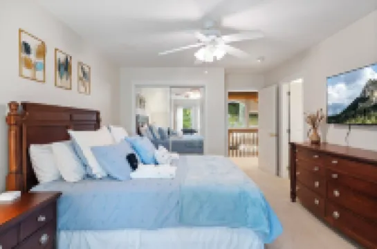 Elevated Lifestyle, Spacious 6 Bdrm w/ Hot Tub!