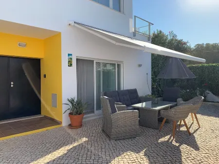 Beautiful, spacious villa with private pool located in the village of Burgau.