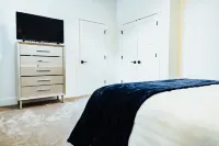 Sapphire Lux Queen Suite Hotels near BC Wildlife Park