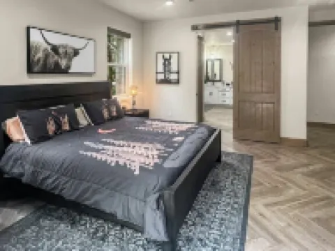New Beautiful Cabin Located in Quiet Torreon Cul-De-Sac