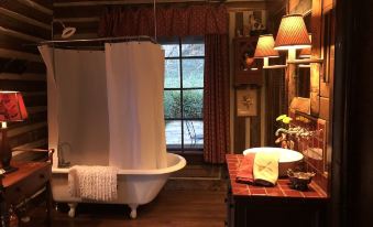 Dog Trot Cabin: Secluded Retreat within city limits at Fletcher Park