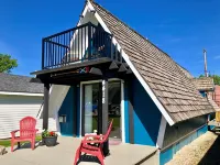 Cozy A-frame cabin 1/2 block from the gorgeous Sylvan Lake beach, parks & pubs