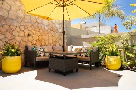 Family friendly, contemporary home w/rooftop terrace - 5 min from the beach Отели рядом с достопримечательностью «Тертл Ривер Фолс & Гарденс»