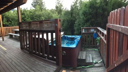 Authentic log chalet serene and secluded with outdoor spa