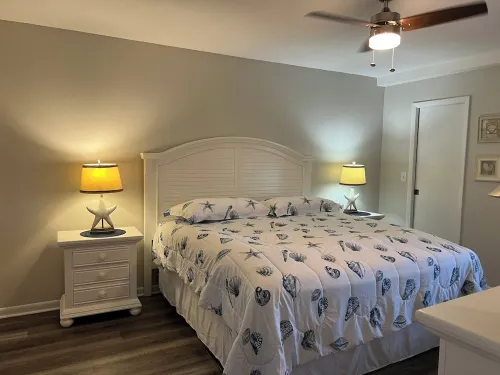 Completely Remodeled: Relax on Lemon Bay or walk to Manasota Key Beach in 8 min.