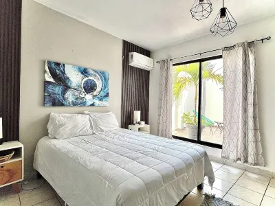 Comfortable modern apartment conveniently located for shopping and dining. Hotels in 