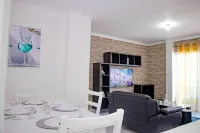Ent Condo/KingBd/Ac Wifi/ 20 Mins from Beach/Gated Community