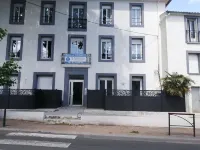 Comfortable T2 elevator private parking air conditioning wifi 300 m from the spa