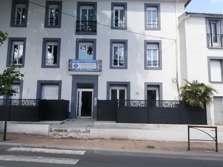 Comfortable T2 elevator private parking air conditioning wifi 300 m from the spa