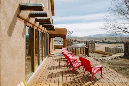 Blue Bird Farm - Spacious Stylish 5 bed/3 bath Taos Farmhouse with AC