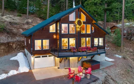 Red Fox Luxury Lodge - Gorgeous Views of Lake Cle Elum - Hot Tub - Game Room