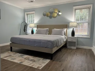 King Bed_Cozy Urban Retreat-Central Memphis Hotels near Great China Food Market