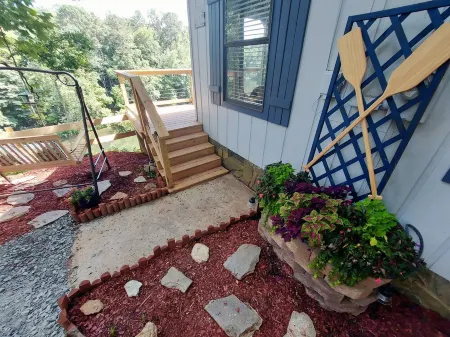 NEW! Lakefront Cabin-Mnt View-Hot Tub-WIFI-Prime Location-Bryson City/Cherokee