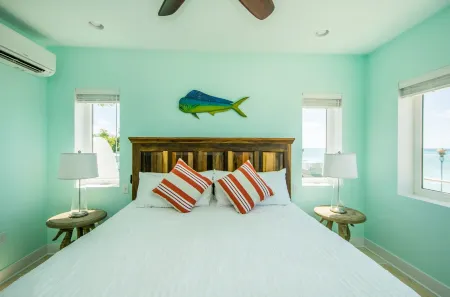 Luxury Villa + Courtesy SUV, Steps to Beach: PaddleBoards, Bikes, Chairs & More!