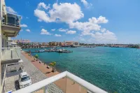 Large ocean front corner unit w extra sleeping area.