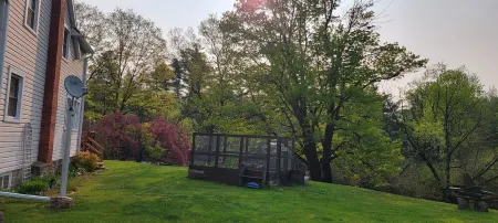 The Chanting River Nest w/hottubSnowmobile/ATV trail across St. Pet-Friendly!