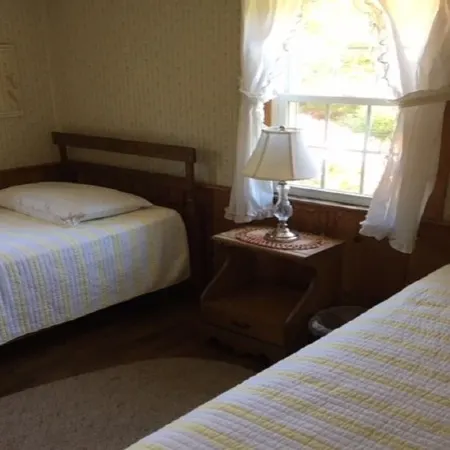 Old Cape Cod Charm in Chatham MA, 1/4 mile Walking Distance to Hardings Beach