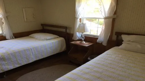 Old Cape Cod Charm in Chatham MA, 1/4 mile Walking Distance to Hardings Beach