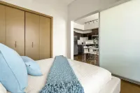 Prime Downtown - Luxury 2BD Condo + Free Parking