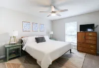 Awesome Game Room! Near Beach & Historic District! Sleeps 10! Pet friendly!
