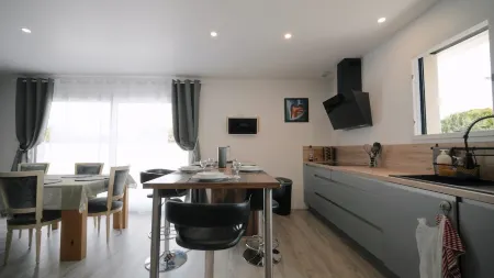 SPACIOUS NEW CONTEMPORARY VILLA