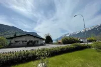 New 3.5 room apartment with chalet interior, terrace and views of the mountains! فنادق في برينز