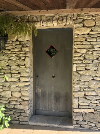 Provençal stone house LA BAUMO 1 for 2 guests Отели в г. 'Воклюз