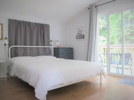 Bright Studio Loft Near Secret Beach in Gibsons